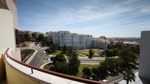 Apartamento com 4 quartos, 2 wc, parqueamento e arrecadação na Ramada, Odivelas