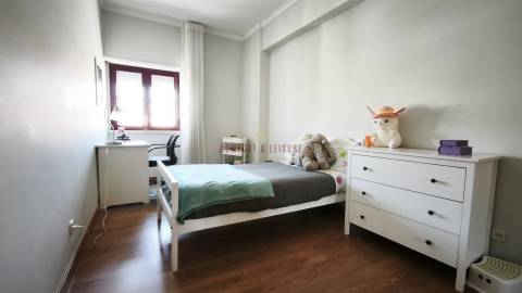 Apartamento com 4 quartos, 2 wc, parqueamento e arrecadação na Ramada, Odivelas