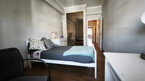 Apartamento com 4 quartos, 2 wc, parqueamento e arrecadação na Ramada, Odivelas