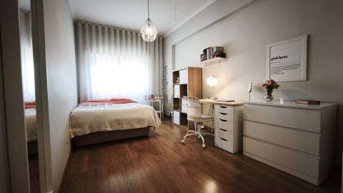 Apartamento com 4 quartos, 2 wc, parqueamento e arrecadação na Ramada, Odivelas