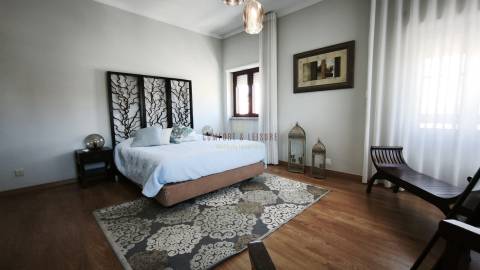 Apartamento com 4 quartos, 2 wc, parqueamento e arrecadação na Ramada, Odivelas