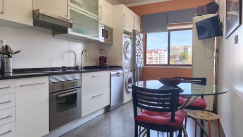 Apartamento com 4 quartos, 2 wc, parqueamento e arrecadação na Ramada, Odivelas