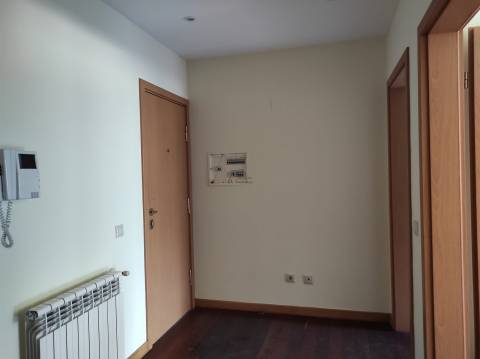 Apartamento T4 duplex à venda em Esgueira em prédio com elevador.