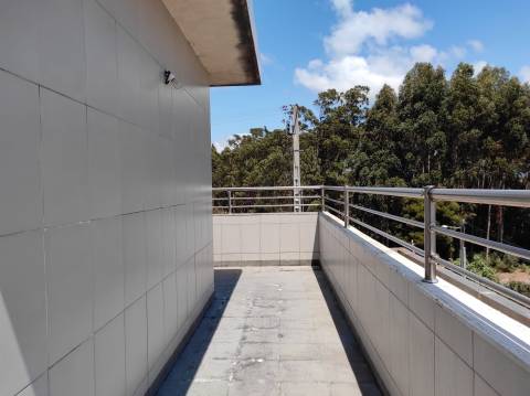 Apartamento T4 duplex à venda em Esgueira em prédio com elevador.