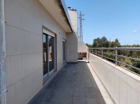 Apartamento T4 duplex à venda em Esgueira em prédio com elevador.