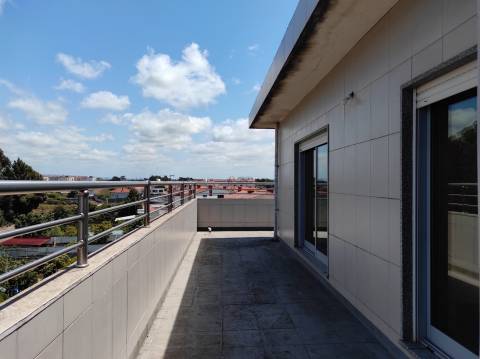 Apartamento T4 duplex à venda em Esgueira em prédio com elevador.
