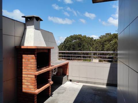 Apartamento T4 duplex à venda em Esgueira em prédio com elevador.