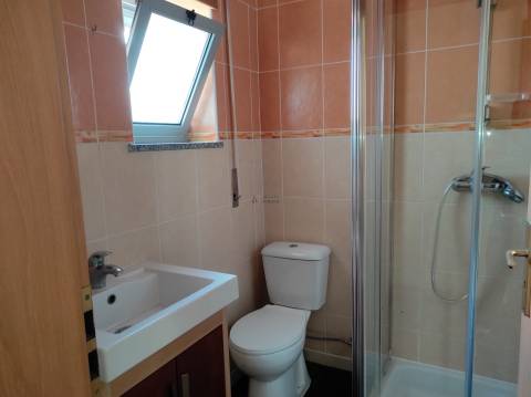 Apartamento T4 duplex à venda em Esgueira em prédio com elevador.