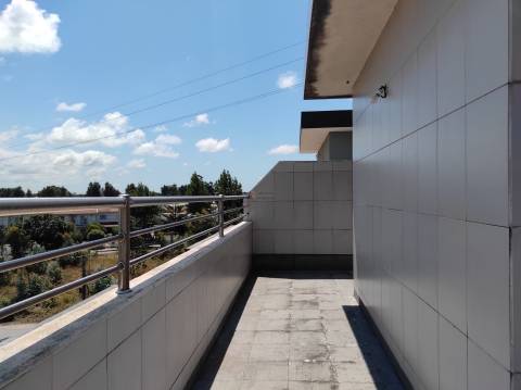 Apartamento T4 duplex à venda em Esgueira em prédio com elevador.