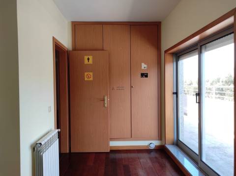 Apartamento T4 duplex à venda em Esgueira em prédio com elevador.