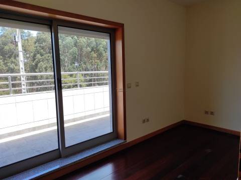 Apartamento T4 duplex à venda em Esgueira em prédio com elevador.