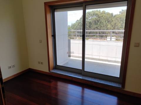 Apartamento T4 duplex à venda em Esgueira em prédio com elevador.