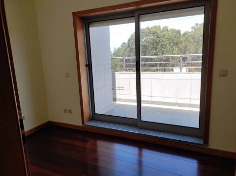 Apartamento T4 duplex à venda em Esgueira em prédio com elevador.