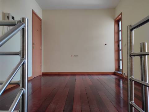 Apartamento T4 duplex à venda em Esgueira em prédio com elevador.