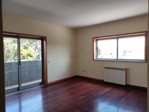 Apartamento T4 duplex à venda em Esgueira em prédio com elevador.