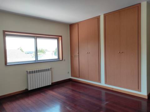 Apartamento T4 duplex à venda em Esgueira em prédio com elevador.