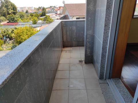 Apartamento T4 duplex à venda em Esgueira em prédio com elevador.