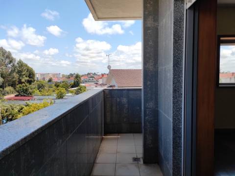 Apartamento T4 duplex à venda em Esgueira em prédio com elevador.
