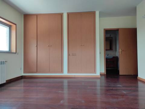 Apartamento T4 duplex à venda em Esgueira em prédio com elevador.