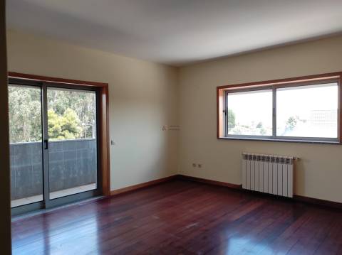 Apartamento T4 duplex à venda em Esgueira em prédio com elevador.