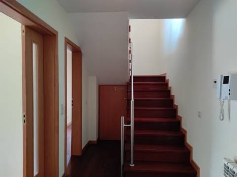 Apartamento T4 duplex à venda em Esgueira em prédio com elevador.