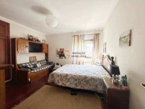 Moradia T4+1 com terreno à venda em OIã