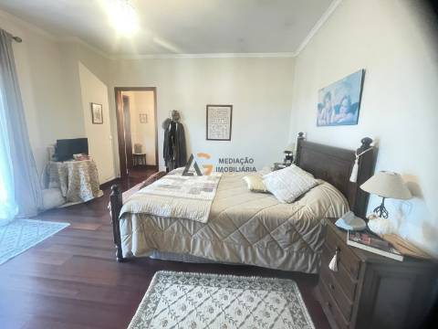 Moradia T4+1 com terreno à venda em OIã