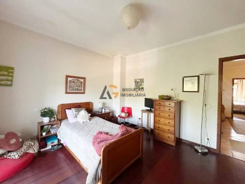 Moradia T4+1 com terreno à venda em OIã