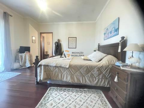 Moradia T4+1 com terreno à venda em OIã