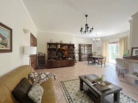 Moradia T4+1 com terreno à venda em OIã