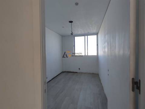 Apartamento T0+2 com Excelente Luz Natural e Localização Privilegiada com vista ria – Gafanha da Naz