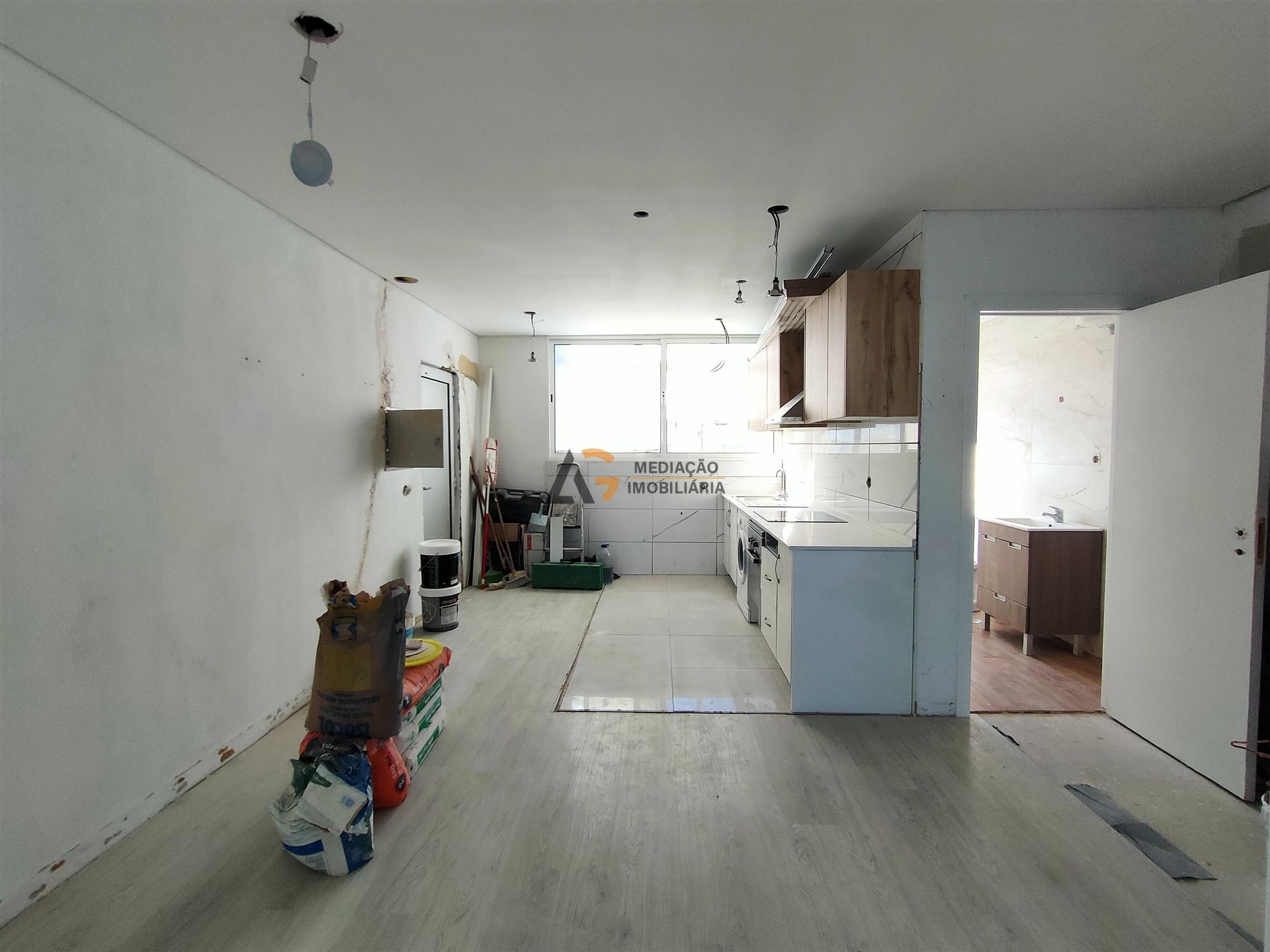 Apartamento T0+2 com Excelente Luz Natural e Localização Privilegiada com vista ria – Gafanha da Naz