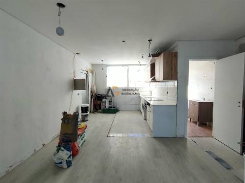 Apartamento T0+2 com Excelente Luz Natural e Localização Privilegiada com vista ria – Gafanha da Naz