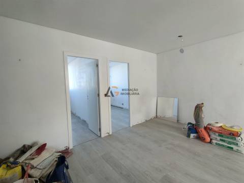 Apartamento T0+2 com Excelente Luz Natural e Localização Privilegiada com vista ria – Gafanha da Naz