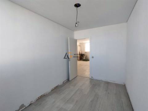 Apartamento T0+2 com Excelente Luz Natural e Localização Privilegiada com vista ria – Gafanha da Naz