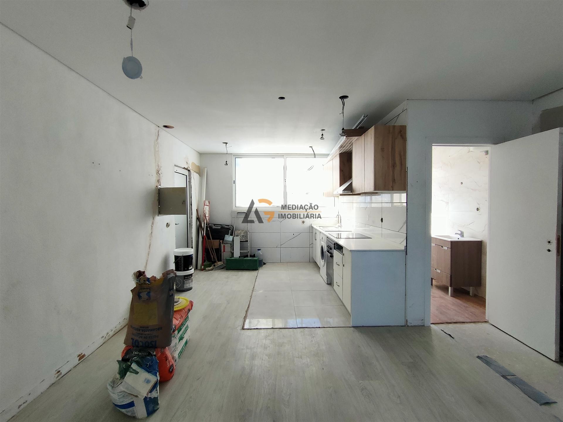 Apartamento T0+2 com Excelente Luz Natural e Localização Privilegiada com vista ria – Gafanha da Naz