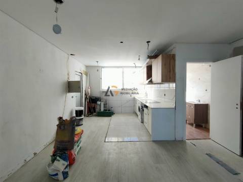 Apartamento T0+2 com Excelente Luz Natural e Localização Privilegiada com vista ria – Gafanha da Naz