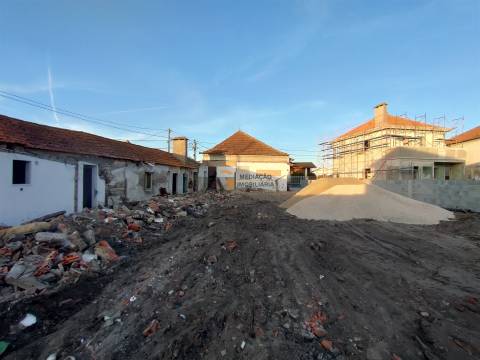 Terreno urbano com 22 metros de frente exclusivo no coração da Gafanha da Nazaré