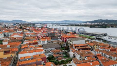 Localizado no centro de Viana do Castelo, na Rua Manuel Espregueira
