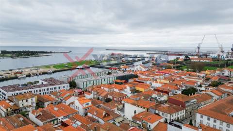 Localizado no centro de Viana do Castelo, na Rua Manuel Espregueira