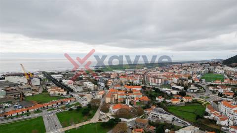 Localizado no centro de Viana do Castelo, na Rua Manuel Espregueira
