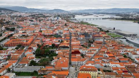 Localizado no centro de Viana do Castelo, na Rua Manuel Espregueira