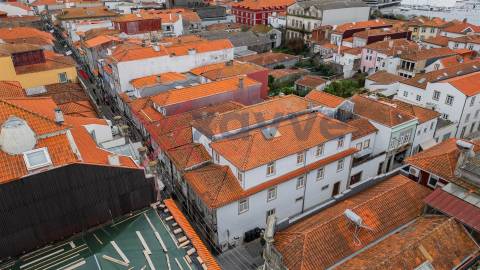 Localizado no centro de Viana do Castelo, na Rua Manuel Espregueira