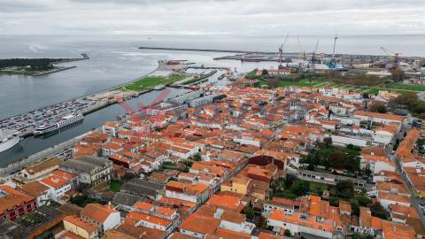 Localizado no centro de Viana do Castelo, na Rua Manuel Espregueira