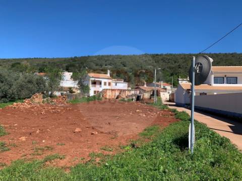Terreno com ruína - construção de moradia unifamiliar