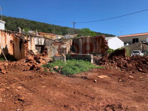 Terreno com ruína - construção de moradia unifamiliar