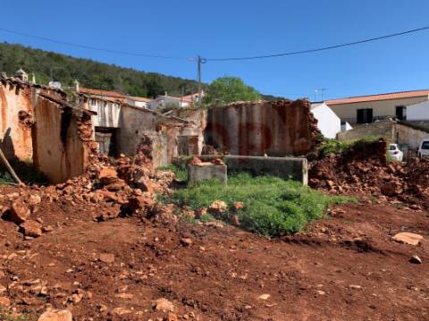 Terreno com ruína - construção de moradia unifamiliar