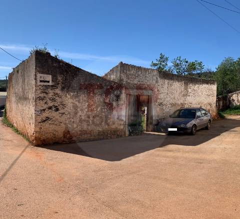 Terreno com ruína - construção de moradia unifamiliar