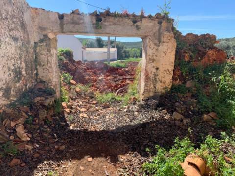 Terreno com ruína - construção de moradia unifamiliar