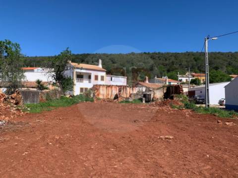 Terreno com ruína - construção de moradia unifamiliar